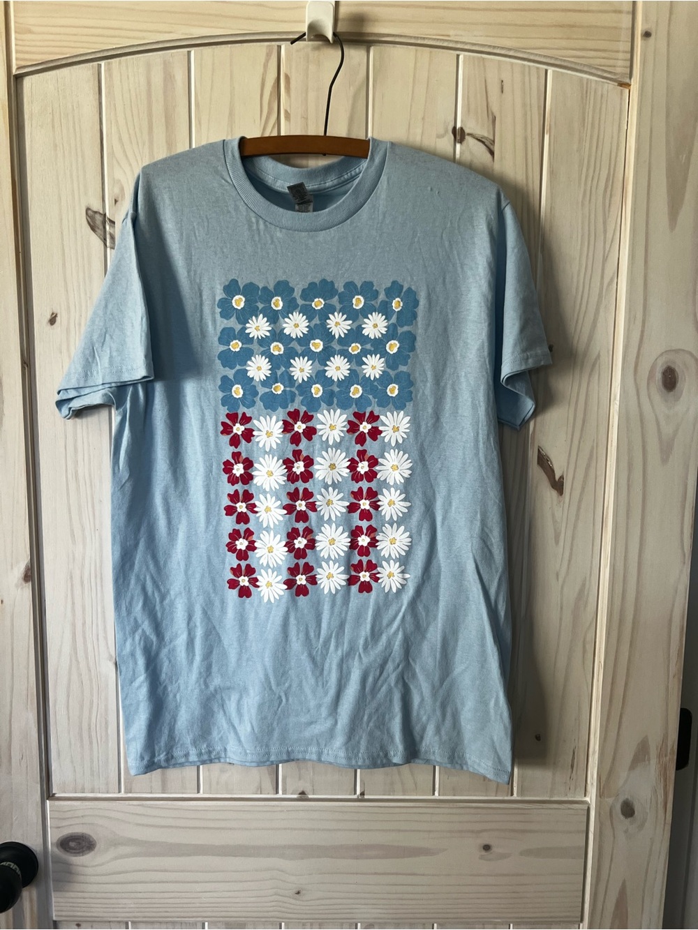 Light Blue Daisy Flag Graphic Tee for Women